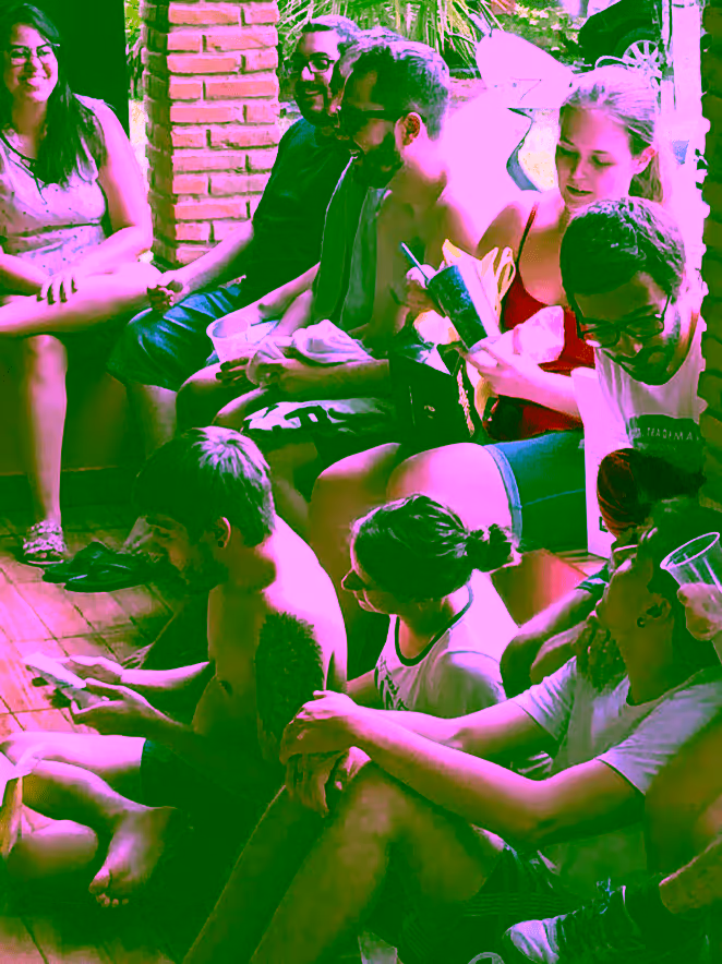 Confraternização: conviver fraternalmente com outros indivíduos